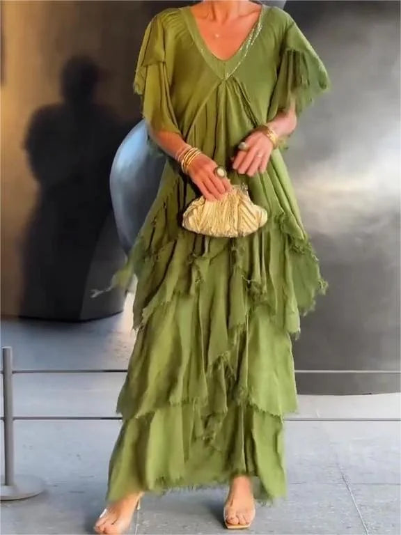 Elegantes Maxikleid mit V-Ausschnitt und mehrlagigem Rock für einen stilvollen Look