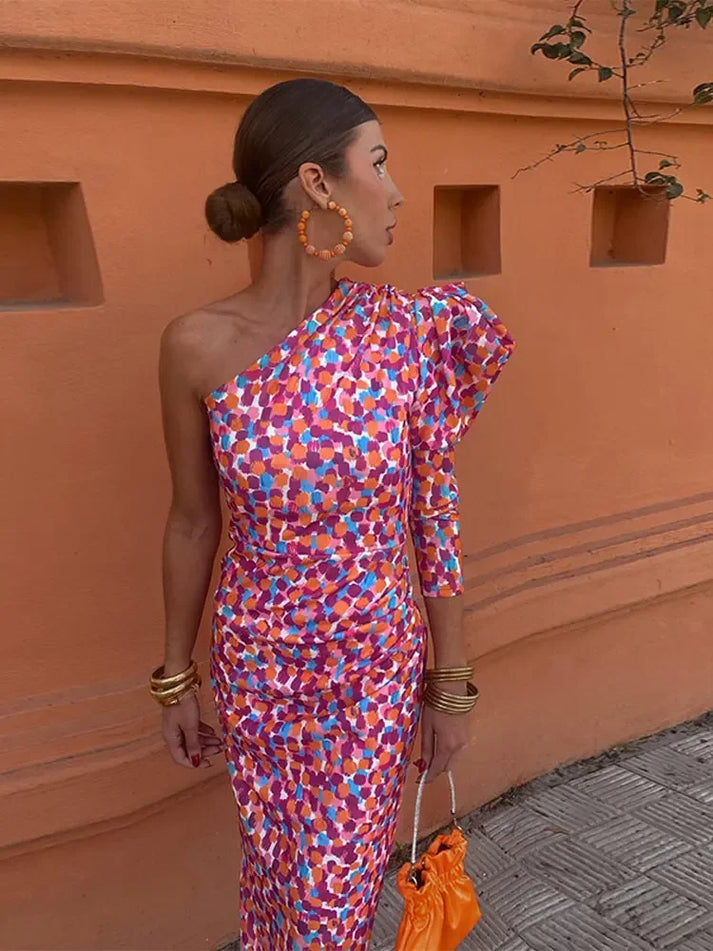 Midikleid mit einer langen plissierten Ärmel und asymmetrischem Schnitt