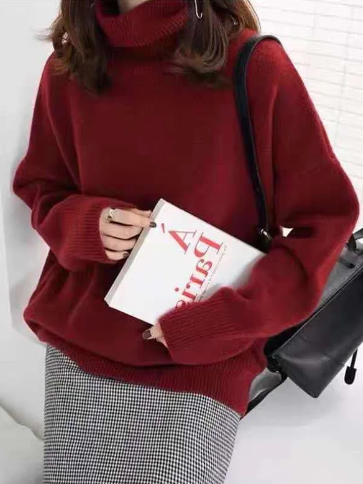 Bequemer Pullover mit hohem Halsausschnitt und schlichter Silhouette