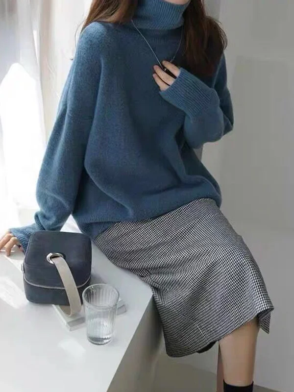 Bequemer Pullover mit hohem Halsausschnitt und schlichter Silhouette