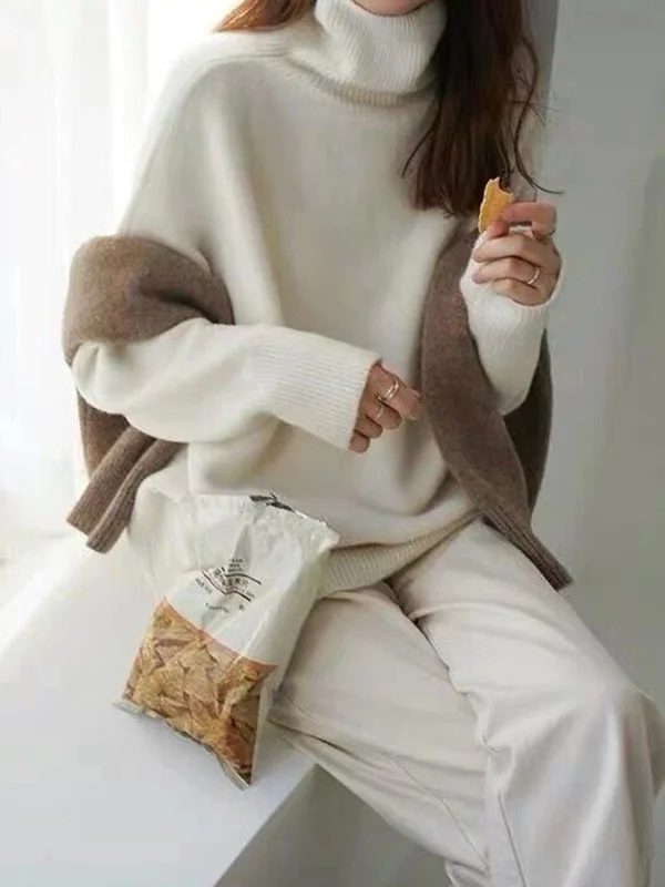 Bequemer Pullover mit hohem Halsausschnitt und schlichter Silhouette