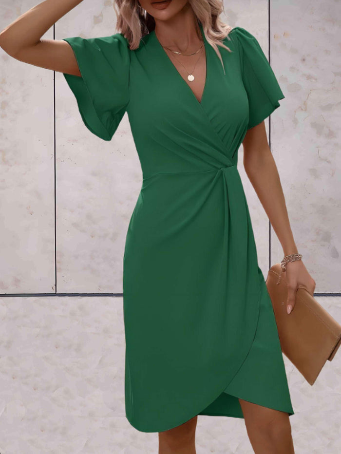 Klassisches Wickelkleid mit V-Ausschnitt und zeitlosem Design