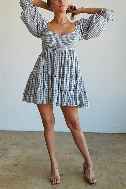 Babydoll Kleid mit Karomuster und gesmoktem Design perfekt für einen modernen und lässigen Look