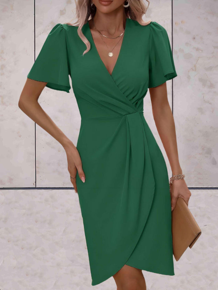 Klassisches Wickelkleid mit V-Ausschnitt und zeitlosem Design