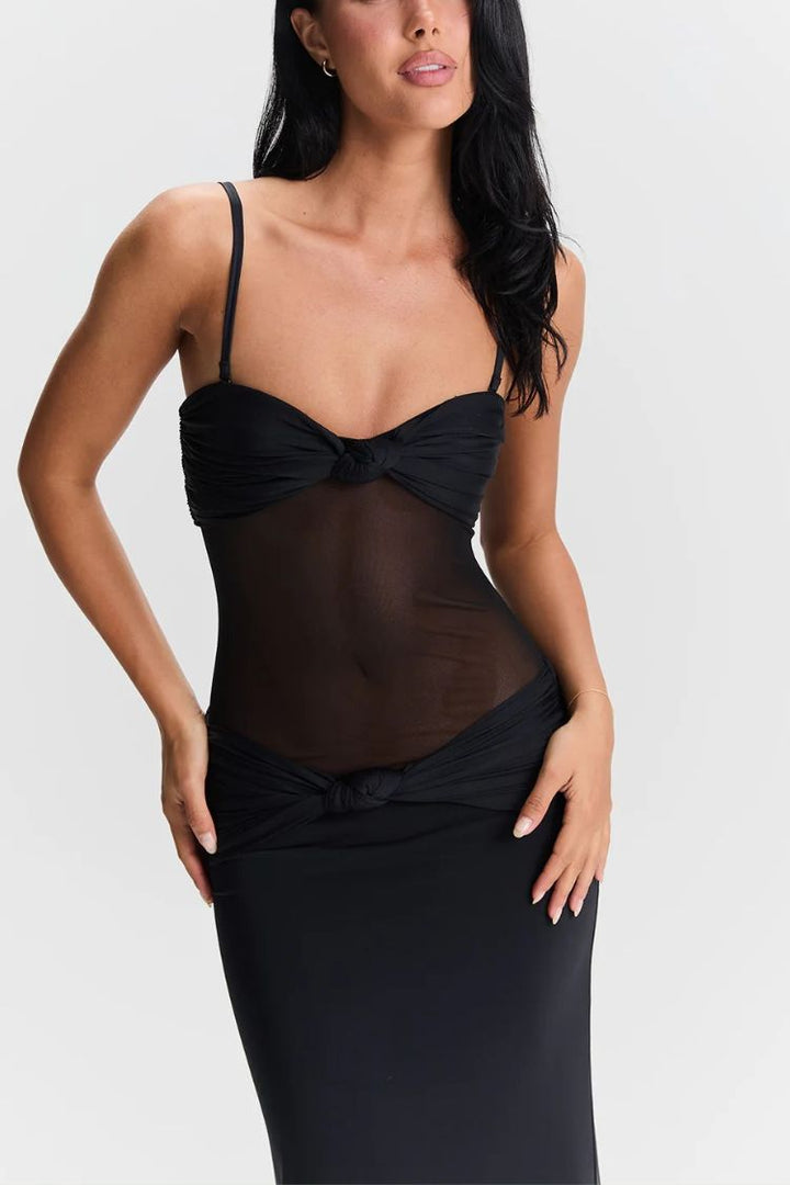 Langes Kleid mit abnehmbaren Trägern tailliertem Schnitt und gedrehtem Akzent