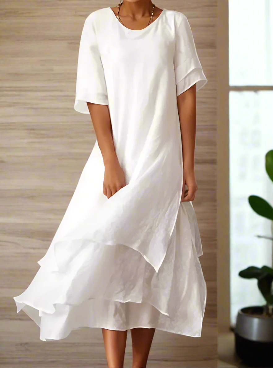 Elegantes Maxikleid mit Stufenrock und dreiviertel Ärmeln für einen modernen Look