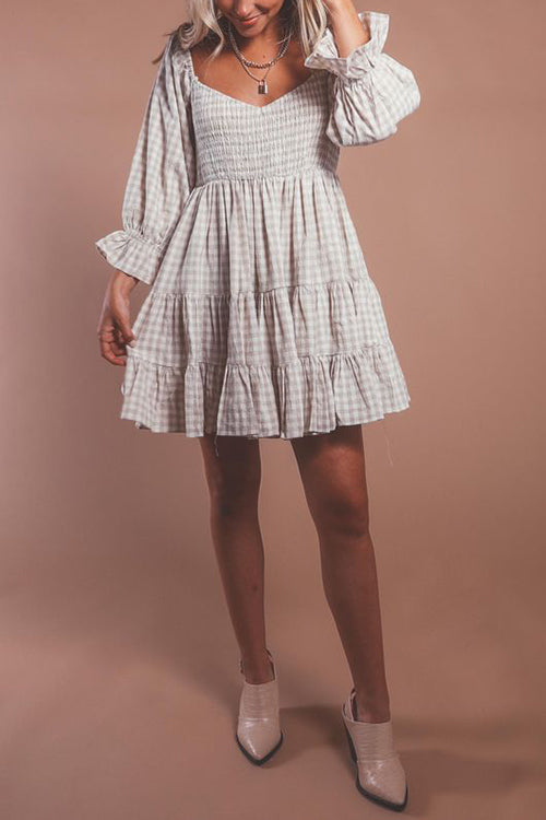 Babydoll Kleid mit Karomuster und gesmoktem Design perfekt für einen modernen und lässigen Look