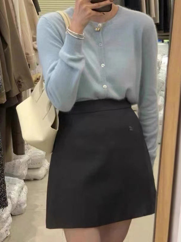 Strickjacke mit Rundhalsausschnitt und elegantem Entwurf