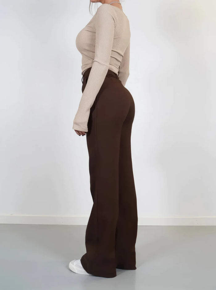 Moderne Damenhose mit weitem Bein und stilvollem Schnitt