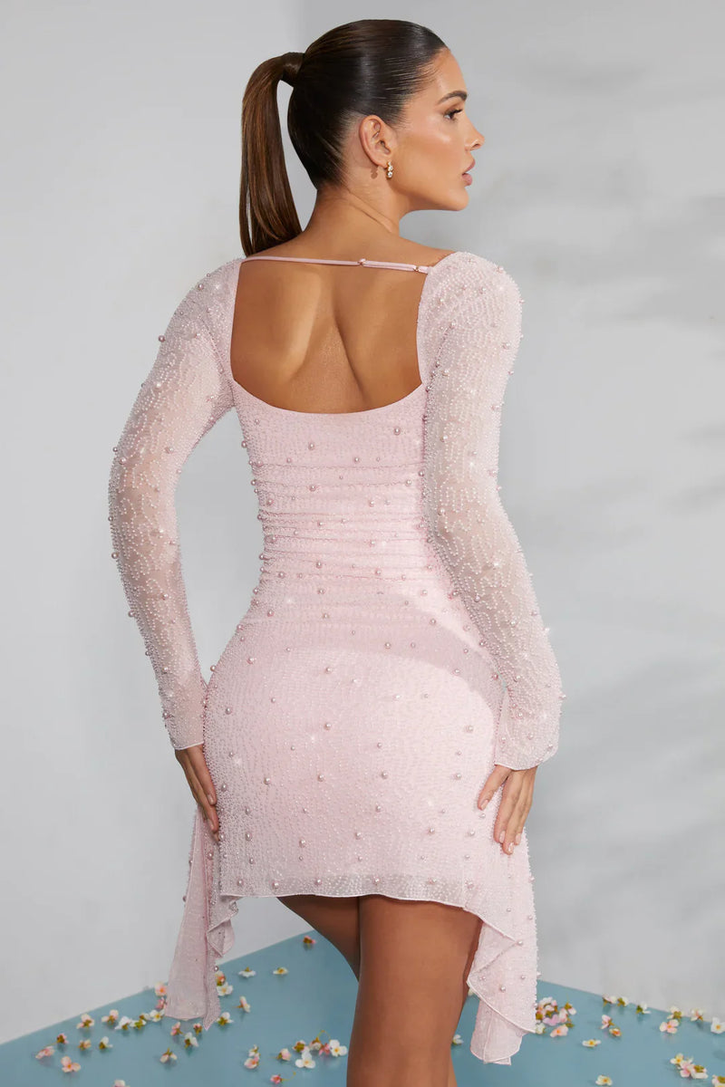 Elegantes Minikleid mit langen Ärmeln und dekorativem Kragen