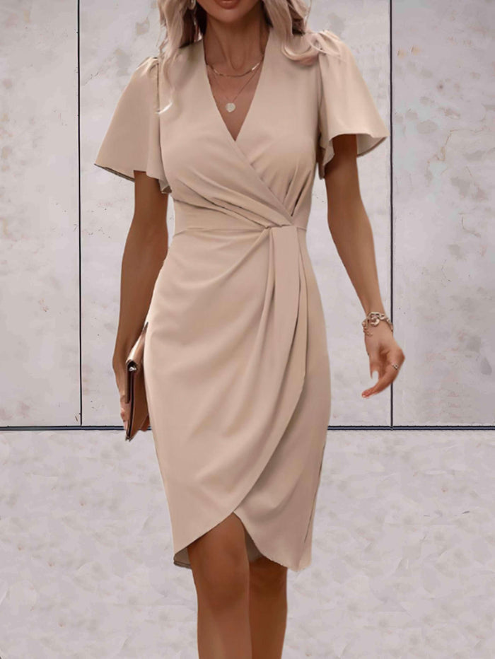 Klassisches Wickelkleid mit V-Ausschnitt und zeitlosem Design