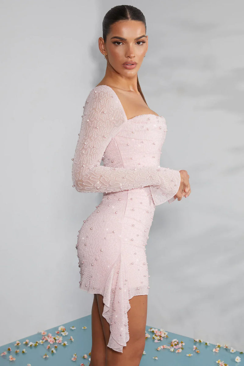 Elegantes Minikleid mit langen Ärmeln und dekorativem Kragen