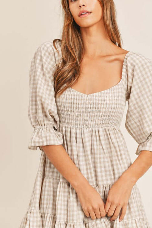Babydoll Kleid mit Karomuster und gesmoktem Design perfekt für einen modernen und lässigen Look