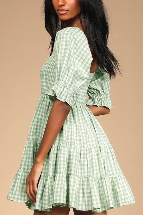 Babydoll Kleid mit Karomuster und gesmoktem Design perfekt für einen modernen und lässigen Look