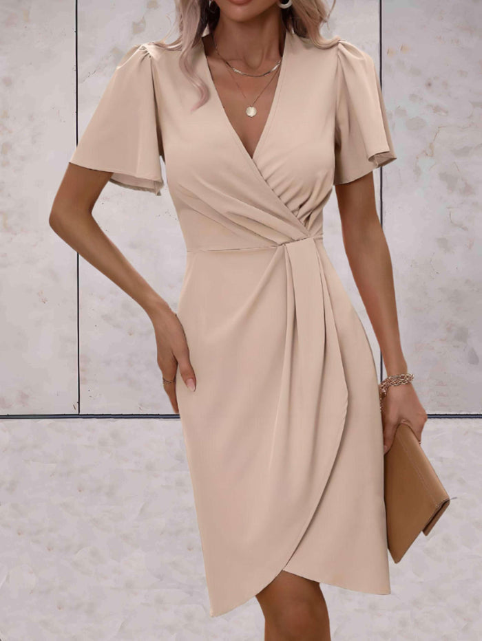 Klassisches Wickelkleid mit V-Ausschnitt und zeitlosem Design