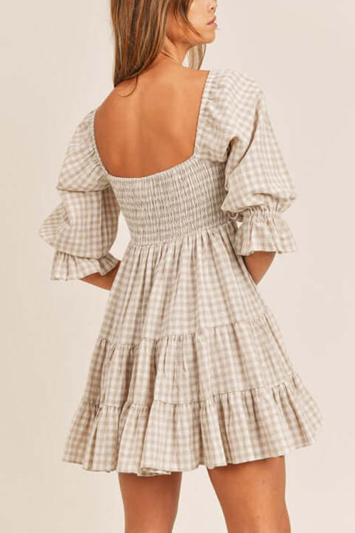 Babydoll Kleid mit Karomuster und gesmoktem Design perfekt für einen modernen und lässigen Look