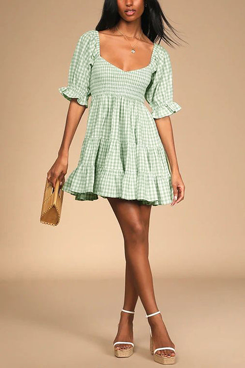 Babydoll Kleid mit Karomuster und gesmoktem Design perfekt für einen modernen und lässigen Look