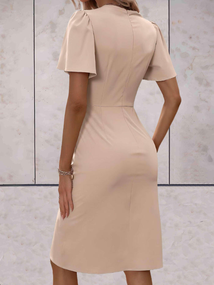 Klassisches Wickelkleid mit V-Ausschnitt und zeitlosem Design