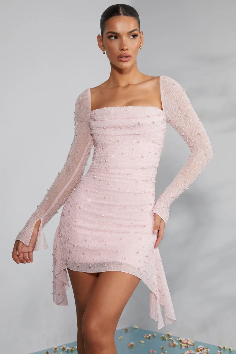 Elegantes Minikleid mit langen Ärmeln und dekorativem Kragen