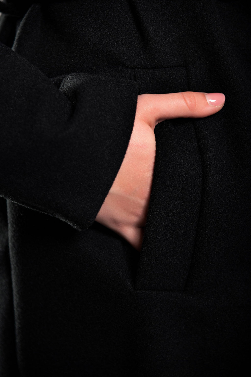 Eleganter langer Damenmantel mit Knöpfen und modernem Schnitt
