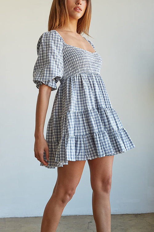 Babydoll Kleid mit Karomuster und gesmoktem Design perfekt für einen modernen und lässigen Look