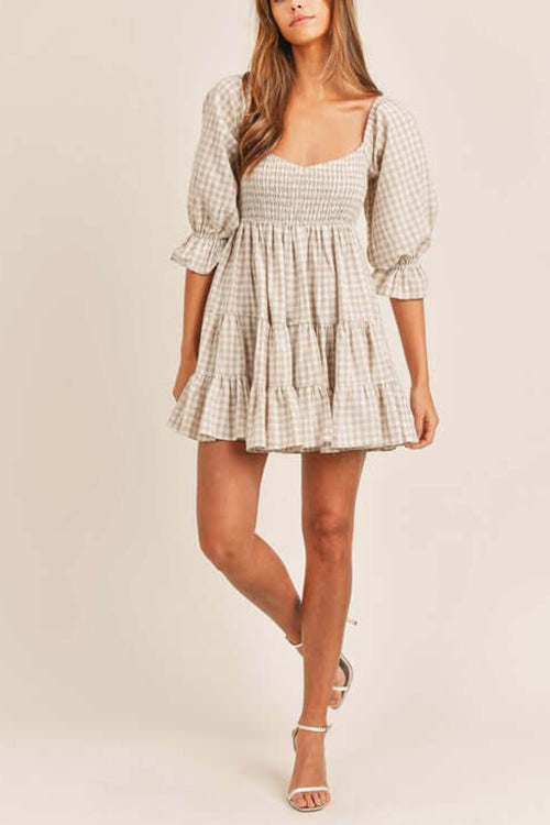 Babydoll Kleid mit Karomuster und gesmoktem Design perfekt für einen modernen und lässigen Look