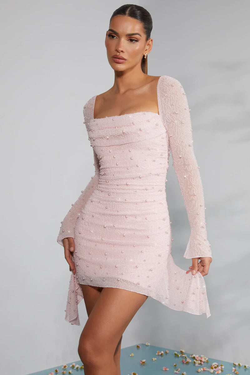 Elegantes Minikleid mit langen Ärmeln und dekorativem Kragen