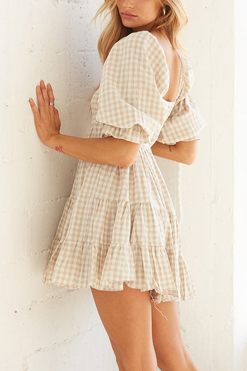 Babydoll Kleid mit Karomuster und gesmoktem Design perfekt für einen modernen und lässigen Look