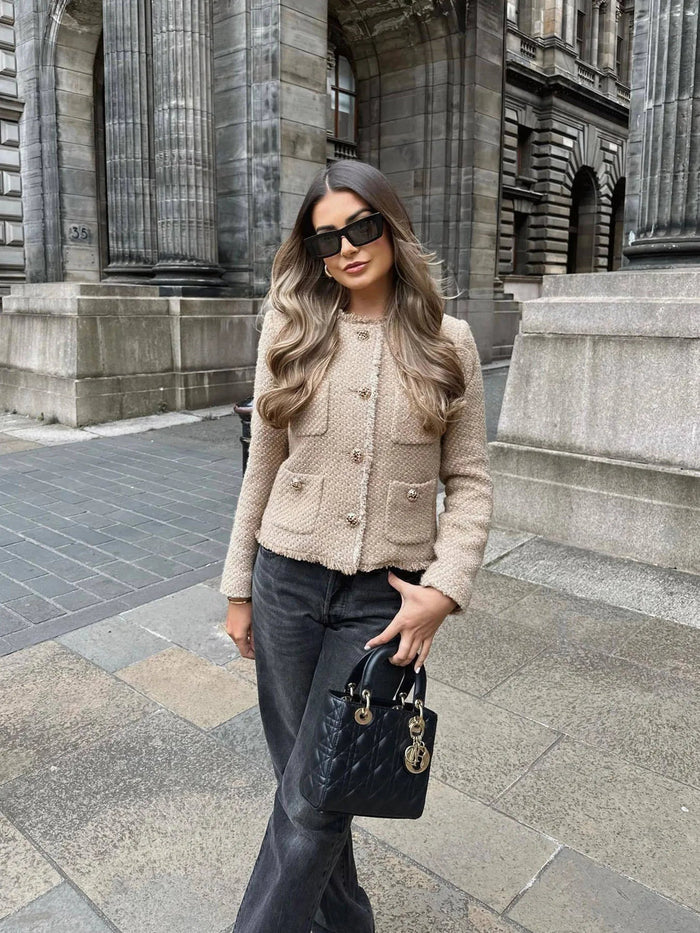 Kurze Damenjacke mit eleganten Knöpfen und modernem Design