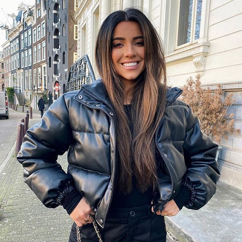 Moderne kurze Damen-Bomberjacke perfekt für den Alltag