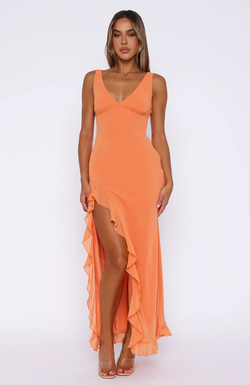 Langes Kleid mit fließendem Schnitt und dekorativen Volants