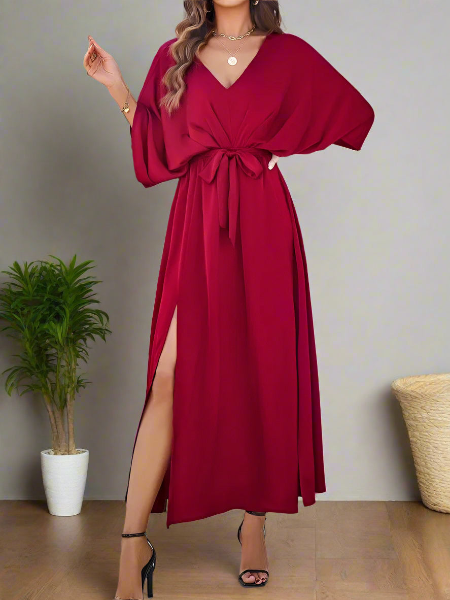 Langes Kleid mit V-Ausschnitt und Gürtel für festliche Anlässe