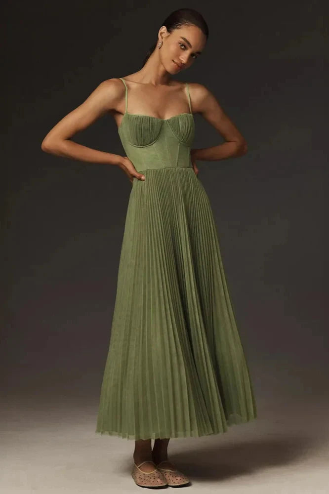 Elegantes Kleid mit schmalen Trägern und plissiertem Midirock