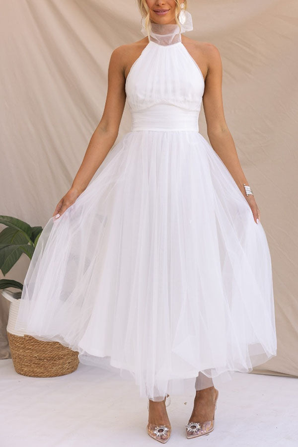 Anmutiges langes Kleid im märchenhaften Stil mit offenem Rücken für einen eleganten Look