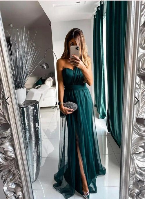 Abendkleid mit asymmetrischem Schnitt und fließendem Überrock