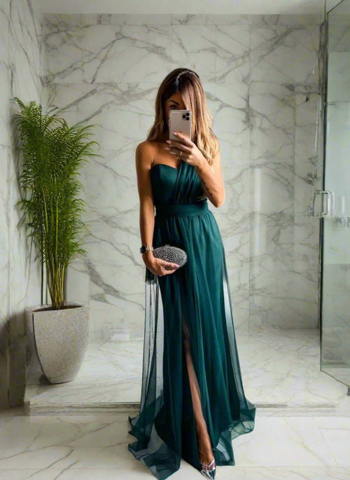 Abendkleid mit asymmetrischem Schnitt und fließendem Überrock