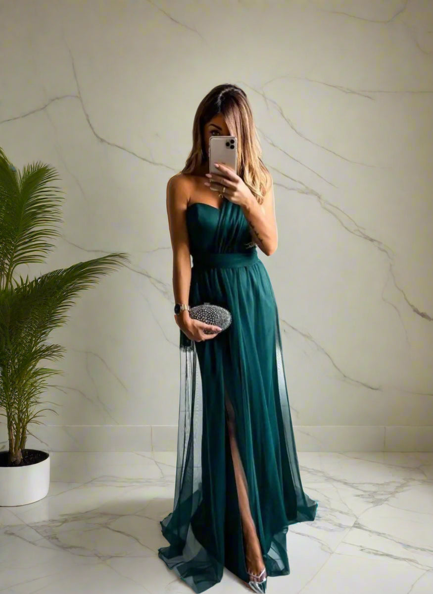 Abendkleid mit asymmetrischem Schnitt und fließendem Überrock