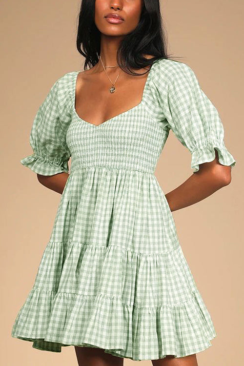 Babydoll Kleid mit Karomuster und gesmoktem Design perfekt für einen modernen und lässigen Look