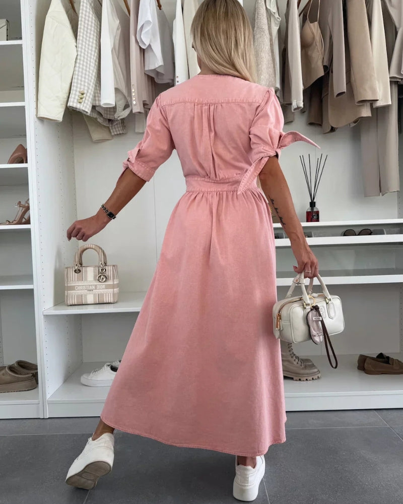 Elegantes langes Kleid mit tiefem Ausschnitt und dreiviertel Ärmeln sowie Knopfleiste vorne