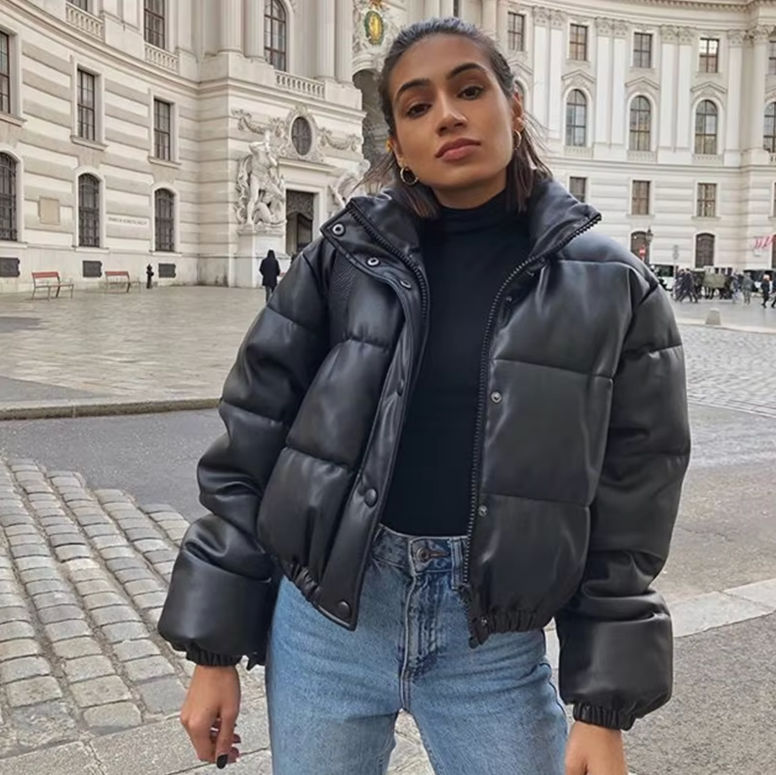 Moderne kurze Damen-Bomberjacke perfekt für den Alltag