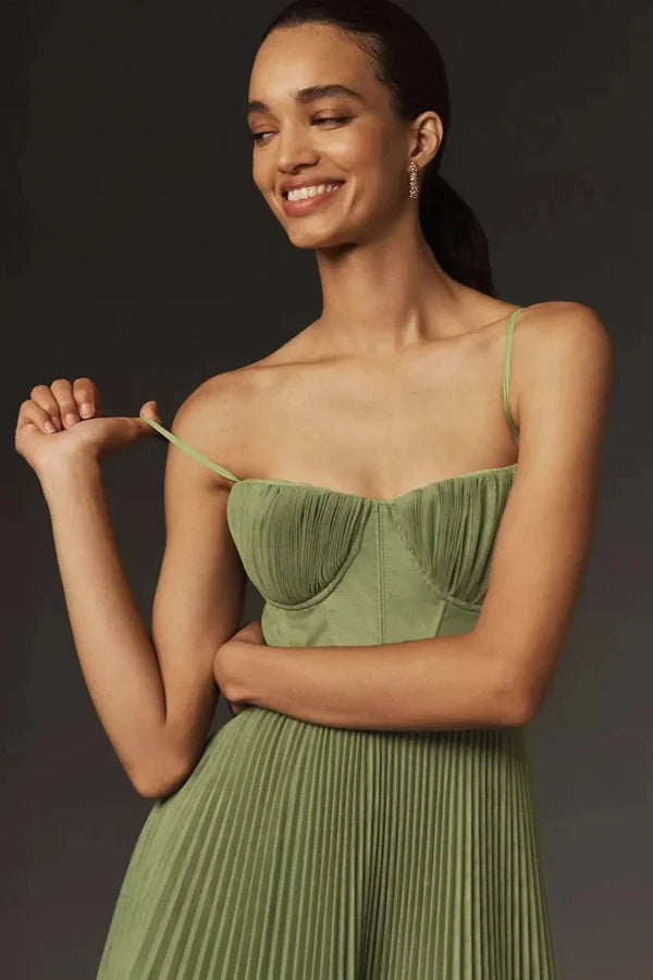Elegantes Kleid mit schmalen Trägern und plissiertem Midirock