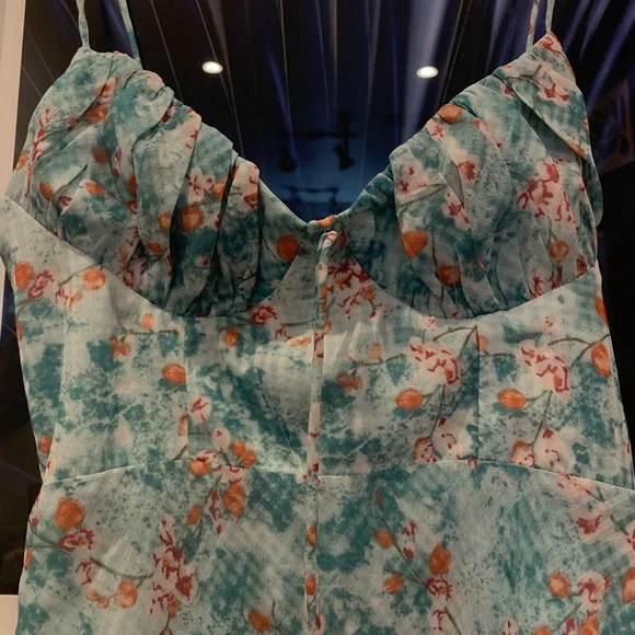 Sommerliches Midikleid mit schmalen Trägern und lockerem Stil