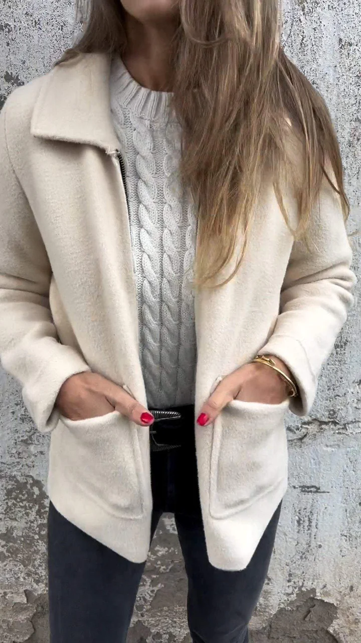 Ästhetische Strickjacke mit großen Taschen für einen aktiven Lebensstil