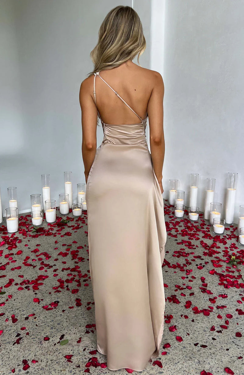 Elegantes plissiertes Kleid mit Schlitz und einseitigem Schulterdesign