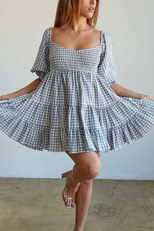 Babydoll Kleid mit Karomuster und gesmoktem Design perfekt für einen modernen und lässigen Look