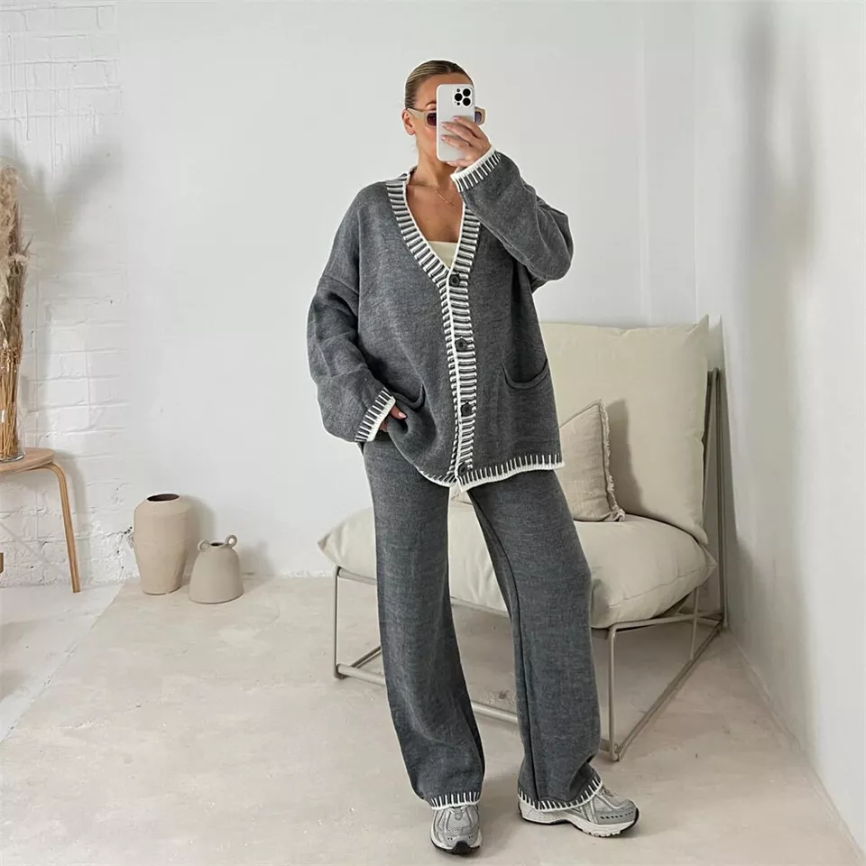 Stilvolles Set aus Strickjacke und Hose für einen bequemen Aussehen