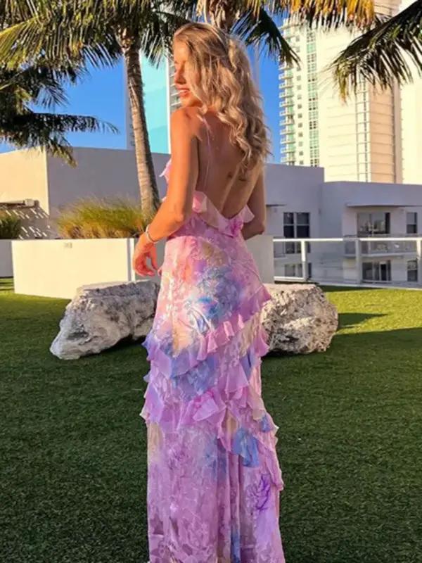 Langes Kleid mit tiefem Ausschnitt schmalen Trägern und verspieltem Volantabschluss