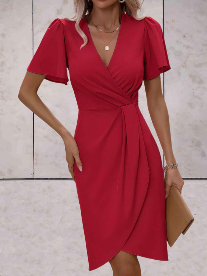 Klassisches Wickelkleid mit V-Ausschnitt und zeitlosem Design