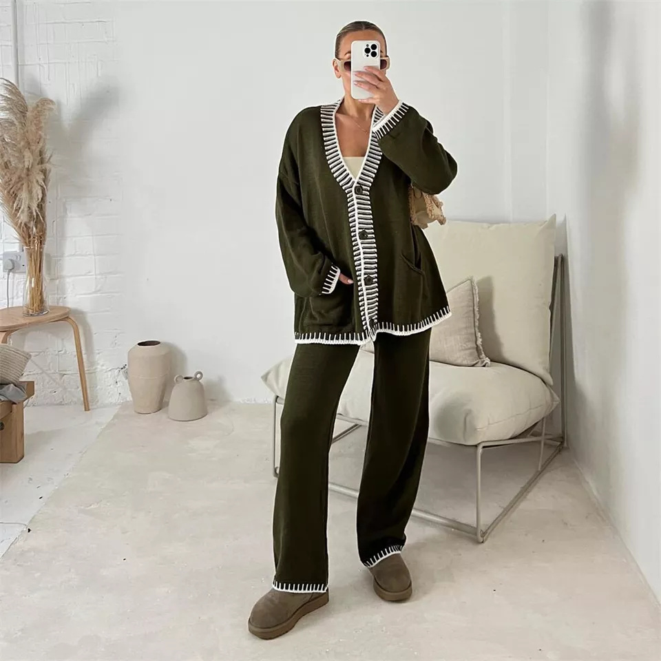 Stilvolles Set aus Strickjacke und Hose für einen bequemen Aussehen