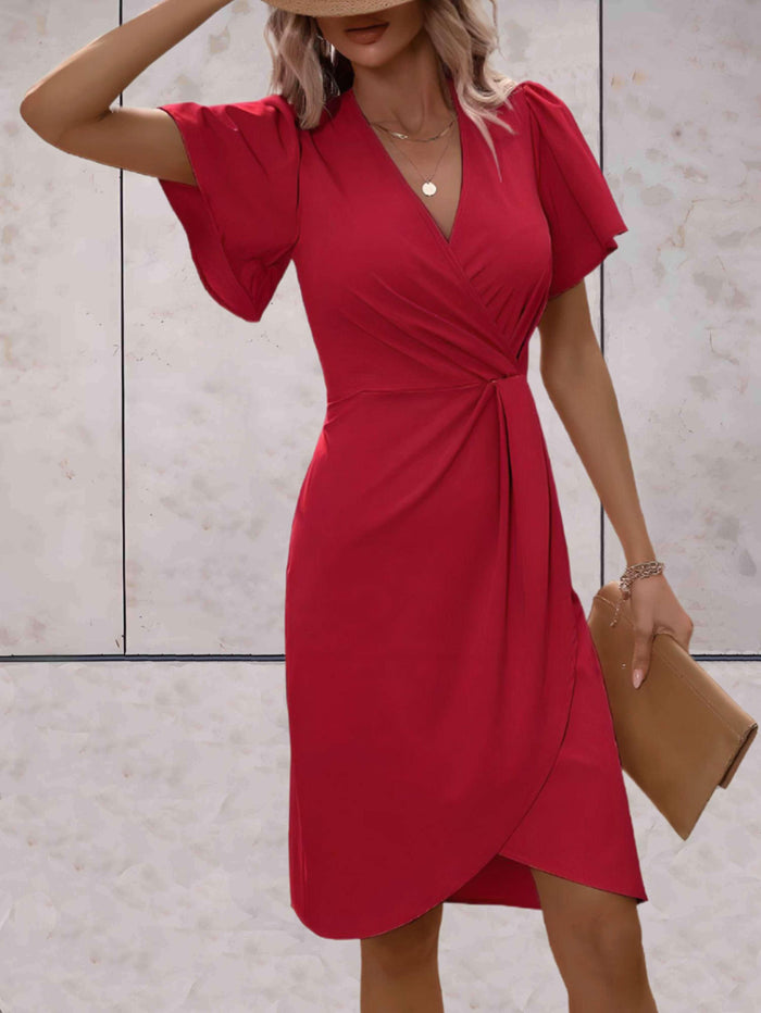 Klassisches Wickelkleid mit V-Ausschnitt und zeitlosem Design